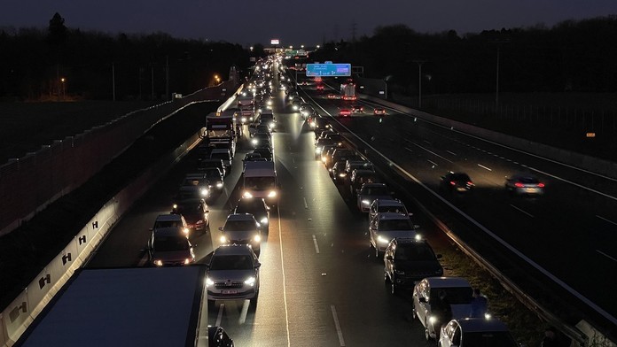 Českom sa prehnala silná búrka, D1 pre popadané drôty vysokého napätia uzavreli