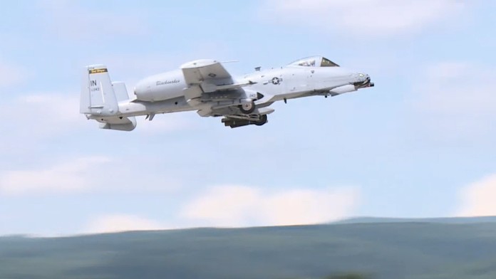 Nad stredným Slovenskom prelietavajú americké bojové lietadlá