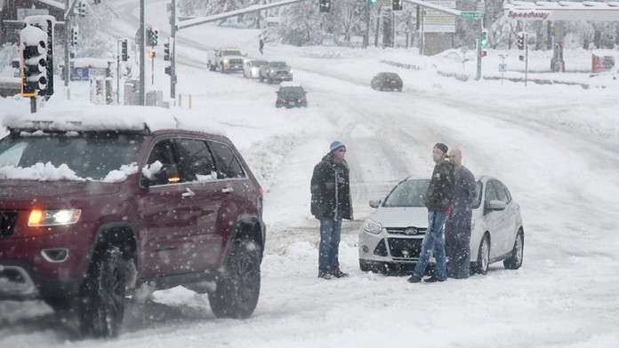 Autá uviaznuté v snehu.