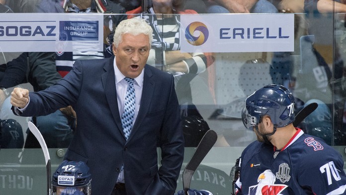 Tréner Slovana Miloš Říha a vpravo Radek Smoleňák v hokejovom stretnutí KHL HC Slovan Bratislava - Avangard Omsk.