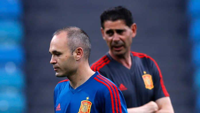 Španiel Andrés Iniesta (vľavo) s koučom reprezentácie Fernandom Hierrom pred zápasom MS 2018 proti Portugalsku.
