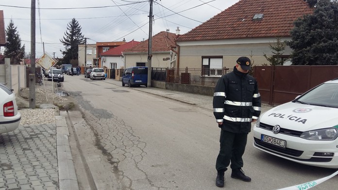 Ulica v obci Okoč, kde našli zavraždených manželov.