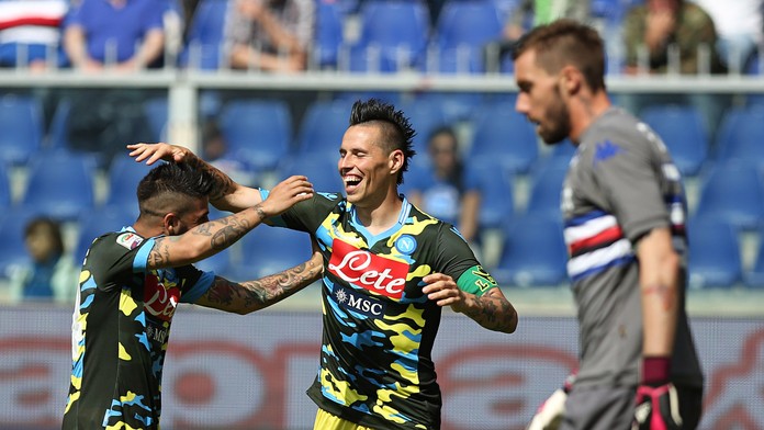 Slovenský hráč Neapola Marek Hamšík (v strede) oslavuje so spoluhráčom Lorenzom Insigneom po tom, ako skóroval do bránky Sampdor