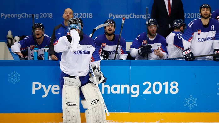 Slovenský brankár Ján Laco sa utiera po inkasovanom góle v osemfinále ZOH 2018 proti USA.