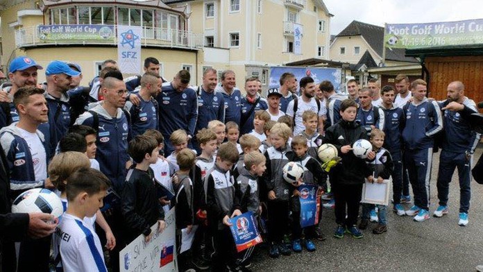 Slovenskí reprezentanti sa odfotili s priaznivcami v Rakúsku, kde sú na sústredení pred ME.