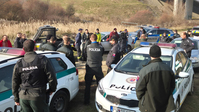 Polícia a dobrovoľníci pátrajú po nezvestnom Dávidovi Šeligovi z obce Župčany.