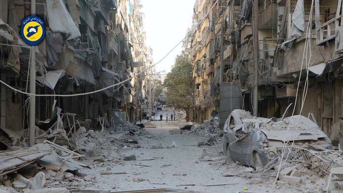 Zničené budovy po leteckých útokoch v sýrskom meste Aleppo