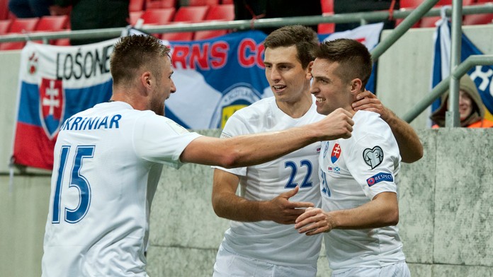 Róbert Mak sa raduje z gólu proti Škótsku so spoluhráčmi Jakubom Holúbekom (uprostred) a Milanom Škriniarom v kvalifikácii MS 20