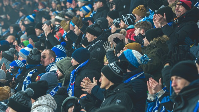 Fatálny omyl pred duelom v Poľsku. Minútu ticha venovali nesprávnemu človeku, prezident klubu sa hanbil