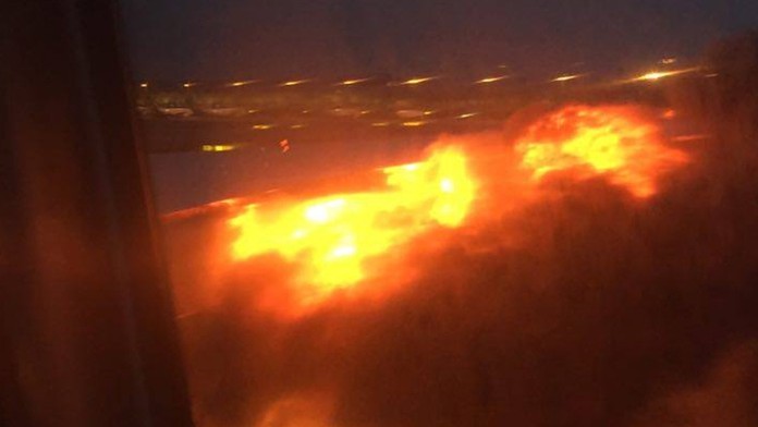 Problémy s lietadlom Singapore Airlines. Vznietil sa pravý motor lietadla.