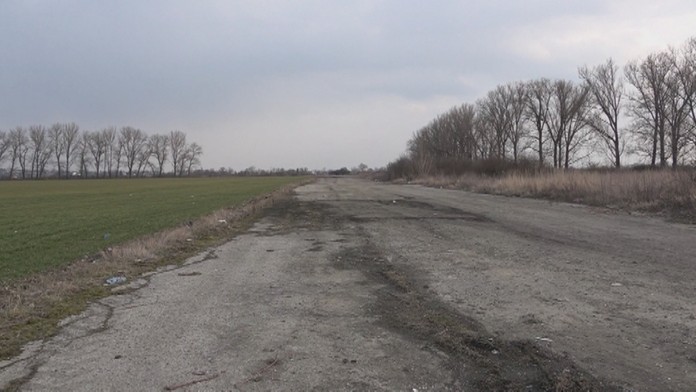 Dotácia išla aj na túto spornú letiskovú plochu.