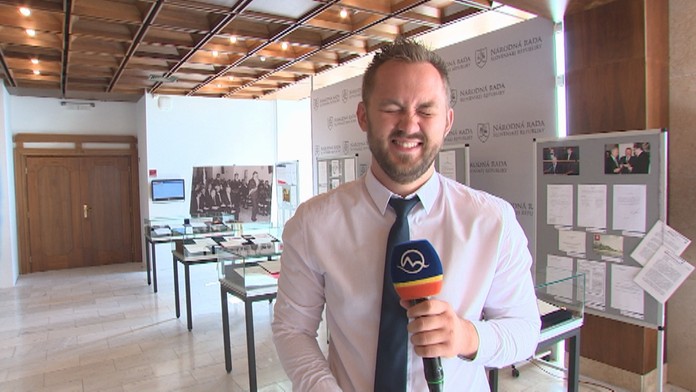 Pápež František bozkáva sochu malého Ježiša po príchode na večernú omšu.