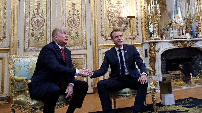 Donald Trump a Emmanuel Macron v Elyzejskom paláci.