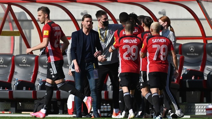 Na snímke gólová radosť hráčov a členov realizačného tímu FC Spartak Trnava.