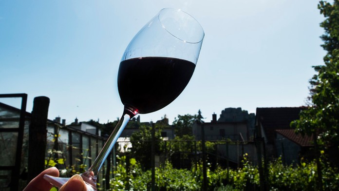 Pohár červeného vína.