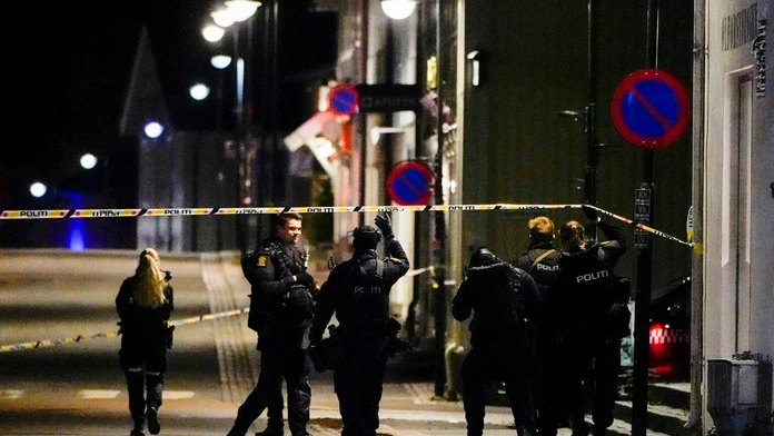 Nórski policajti na mieste činu v Kongsbergu.