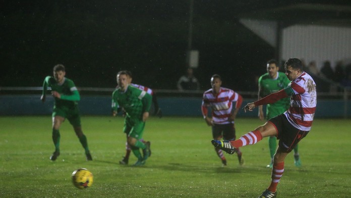 Bizarné vylúčenie v FA Cupe, brankár si bez zábran uľavil pred divákmi