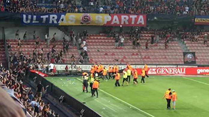 Fanúšikovia Sparty vtrhli na ihrisko.