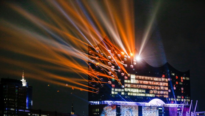Na snímke svetelná šou po slávnostnom otvorení novej budovy hamburskej filharmónie Elbphilharmonie v prístave v Hamburgu.