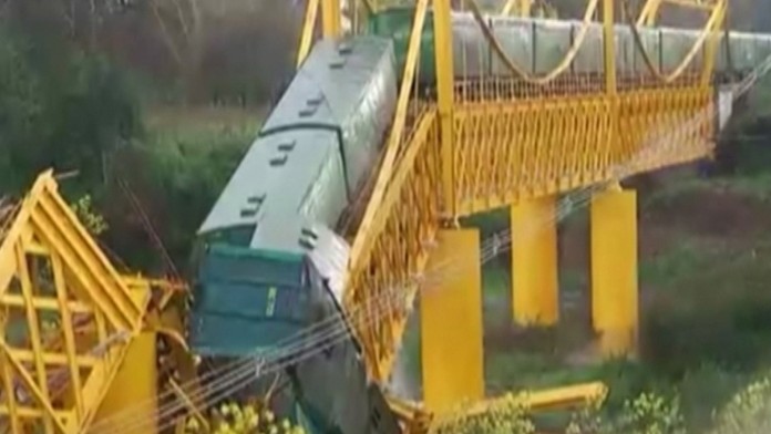 V Čile sa zrútil most.