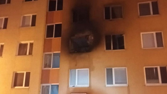 Nočný požiar v Petržalke zničil niekoľko bytov.