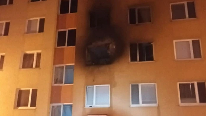 Nočný požiar v Petržalke zničil niekoľko bytov.