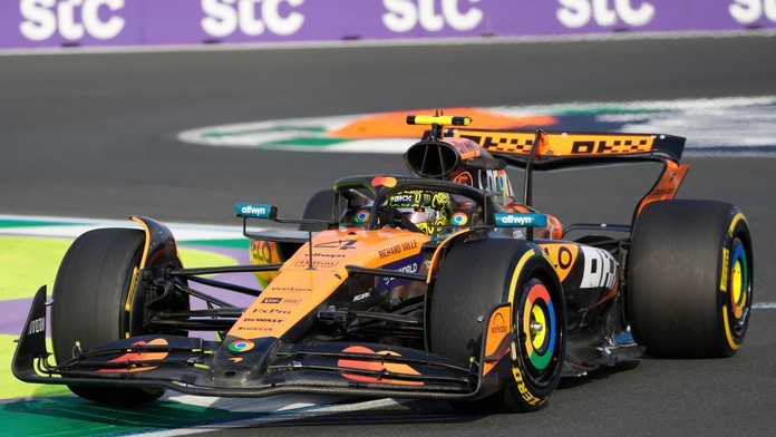 V druhom tréningu dominovali jazdci McLarenu. Záver poznačila nehoda Cunodu, Verstappen sa zlepšil