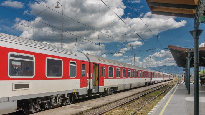 Železnice sa pripravujú na nápor cestujúcich. Vieme, ktoré vlaky posilnia počas sviatkov (tabuľka)