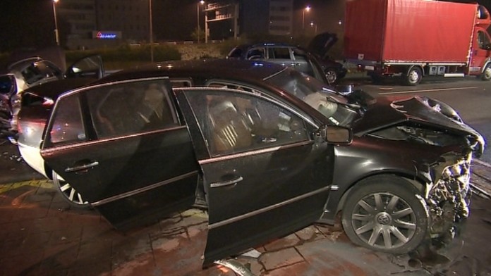 Čierny Volkswagen po nehode v Bratislave