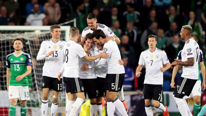 Na snímke slovenskí futbalisti Marek Hamšík (vpravo), Juraj Kucka (vľavo) a uprostred Škót Darren Flatcher v zápase kvalifikácie