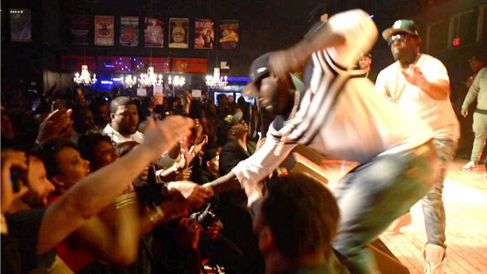 Rapera 50 Centa stiahla fanúšička z pódia