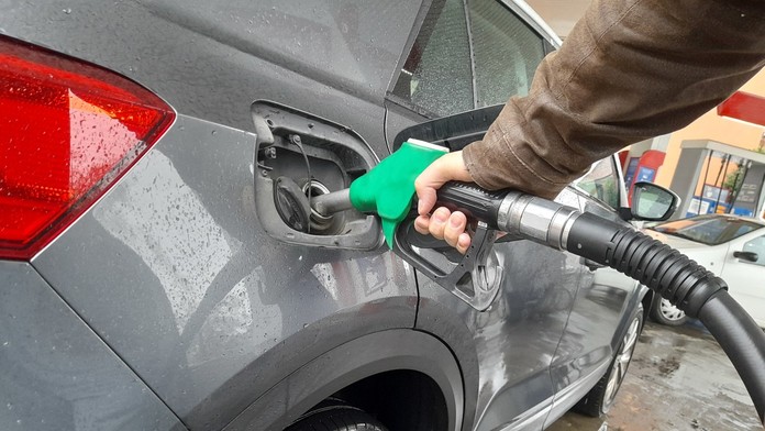 Muž tankuje benzín na pumpe 