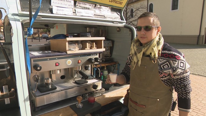 Pandémia ho nezlomila a ďalej predáva kávu. Belasá trojkolka, ktorú poznajú ľudia po celom Záhorí, je späť