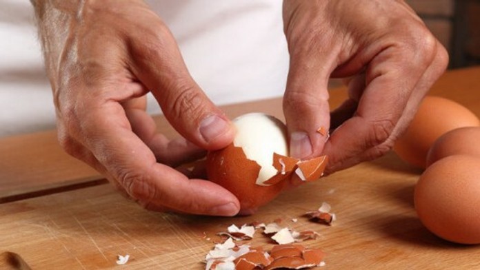 jednoduchy-trik-vdaka-ktoremu-uvarene-vajce-obielite-ako-nic.jpg
