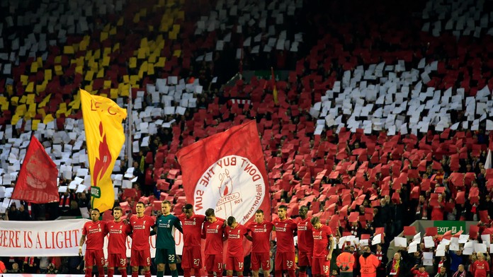 Futbalisti Liverpoolu držia minútu ticha v rámci spomienky na obete tragédie Hillsborough.