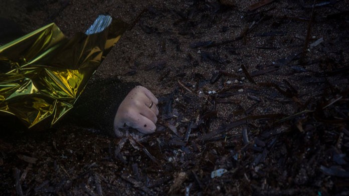 Na snímke ruka ženy s obrúčkou na prste, ktorej mŕtve telo vyplavilo more na gréckom ostrove Lesbos. 