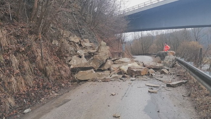 Popadané skaly na ceste.