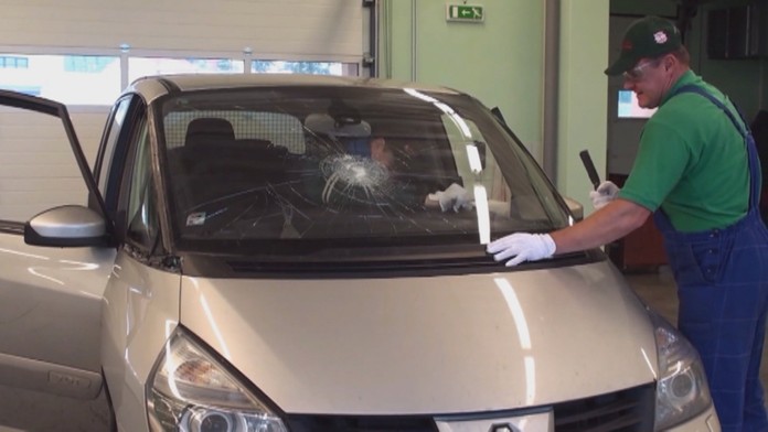 Rozbité čelné sklo.