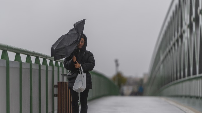 Niektoré časti Slovenska v nedeľu potrápi vietor. Meteorológovia vydali pre tieto okresy výstrahu