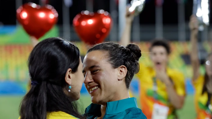 Brazílska ragbistka Isadora Cerullo (vpravo), požiadala v Riu o ruku svoju partnerku Marjorie Enyaovú.