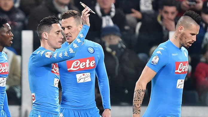 Druhý zľava hráč SSC Neapol Jose Callejon, vpravo Marek Hamšík.