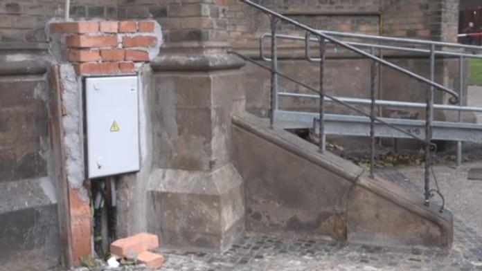 Zľava Filip Zadina, Filip Hronek a Dylan Larkin z Detroitu oslavujú gól proti Winnipegu.