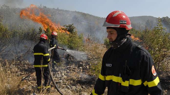 Hasiči bojujú s požiarom.