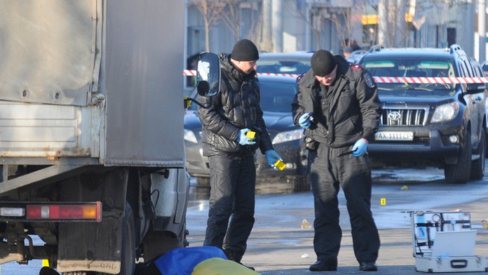 Forénzni technici zbierajú dôkazy po výbuchu v Charkove.