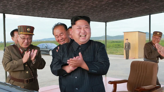 Kim Čong-un sa raduje po úspešnej raketovej skúške