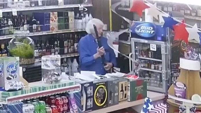 Mala to byť  jednoduchá lúpež. Senior (80) s brokovnicou prekvapil zlodejov nekompromisnou reakciou