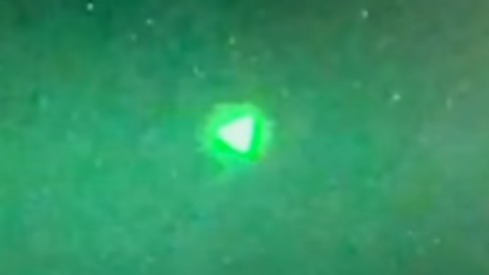 Záhadný objekt, ktorý zachytila posádka vojnovej lode.