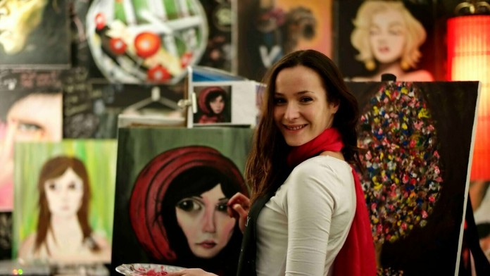 Záchranári prehľadávajú zostrelený vrak ukrajinského lietadla.