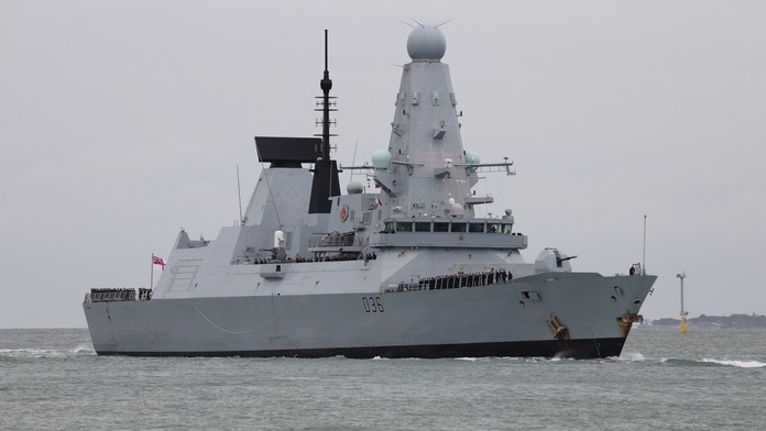 Britský torpédoborec HMS Defender na archívnej snímke z roku 2020 v prístave Portsmouth..jpg