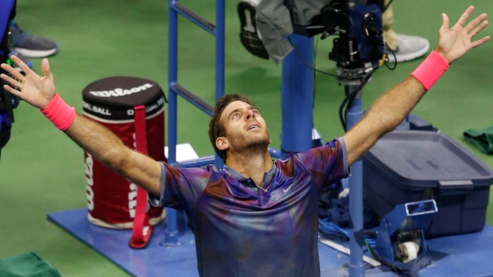 Argentínčan Juan Martin del Potro oslavuje víťazstvo nad Švajčiarom Rogerom Federerom vo štvrťfinále US Open.